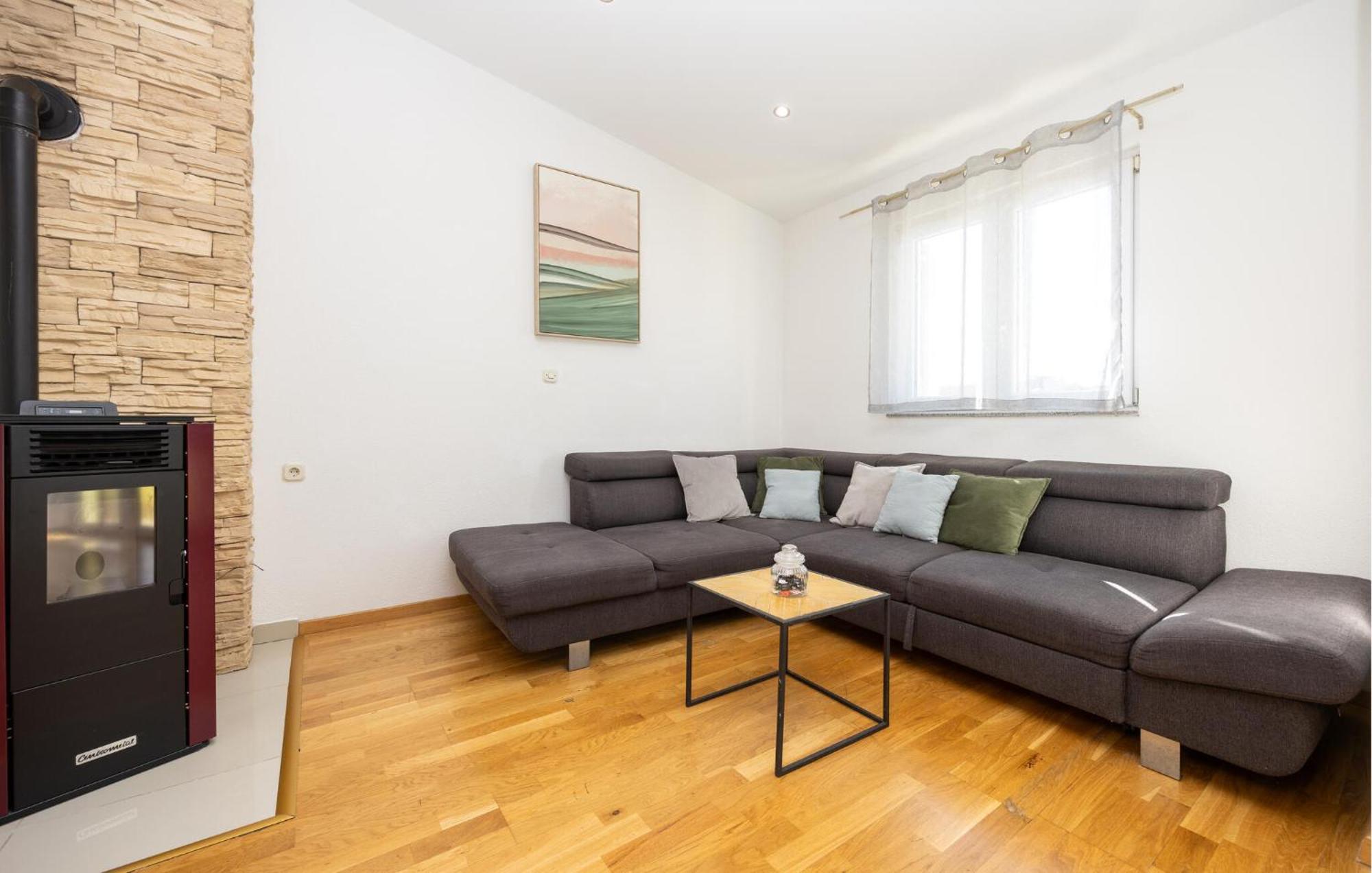 Stunning Apartment In Makarska Eksteriør billede