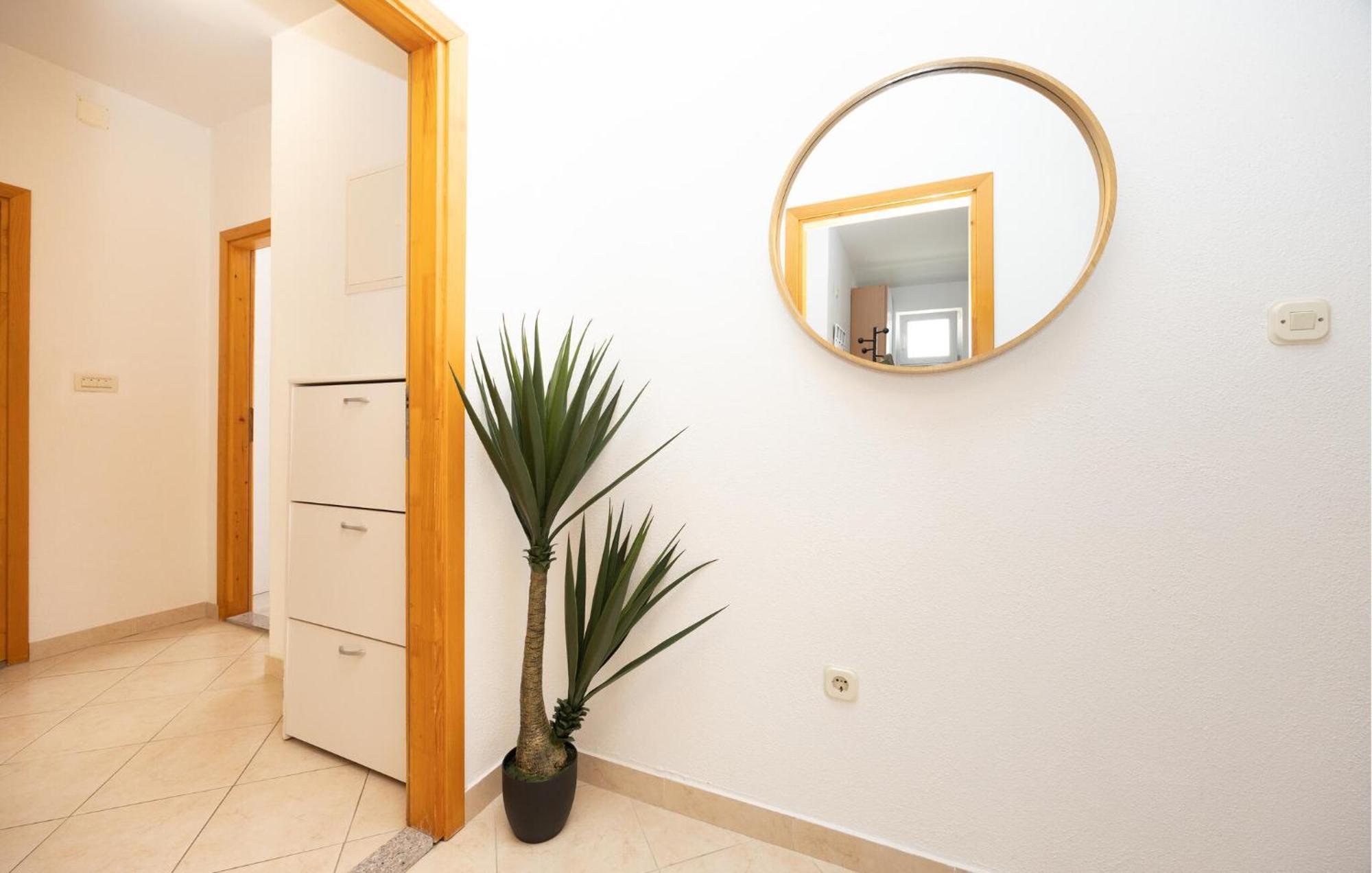 Stunning Apartment In Makarska Eksteriør billede