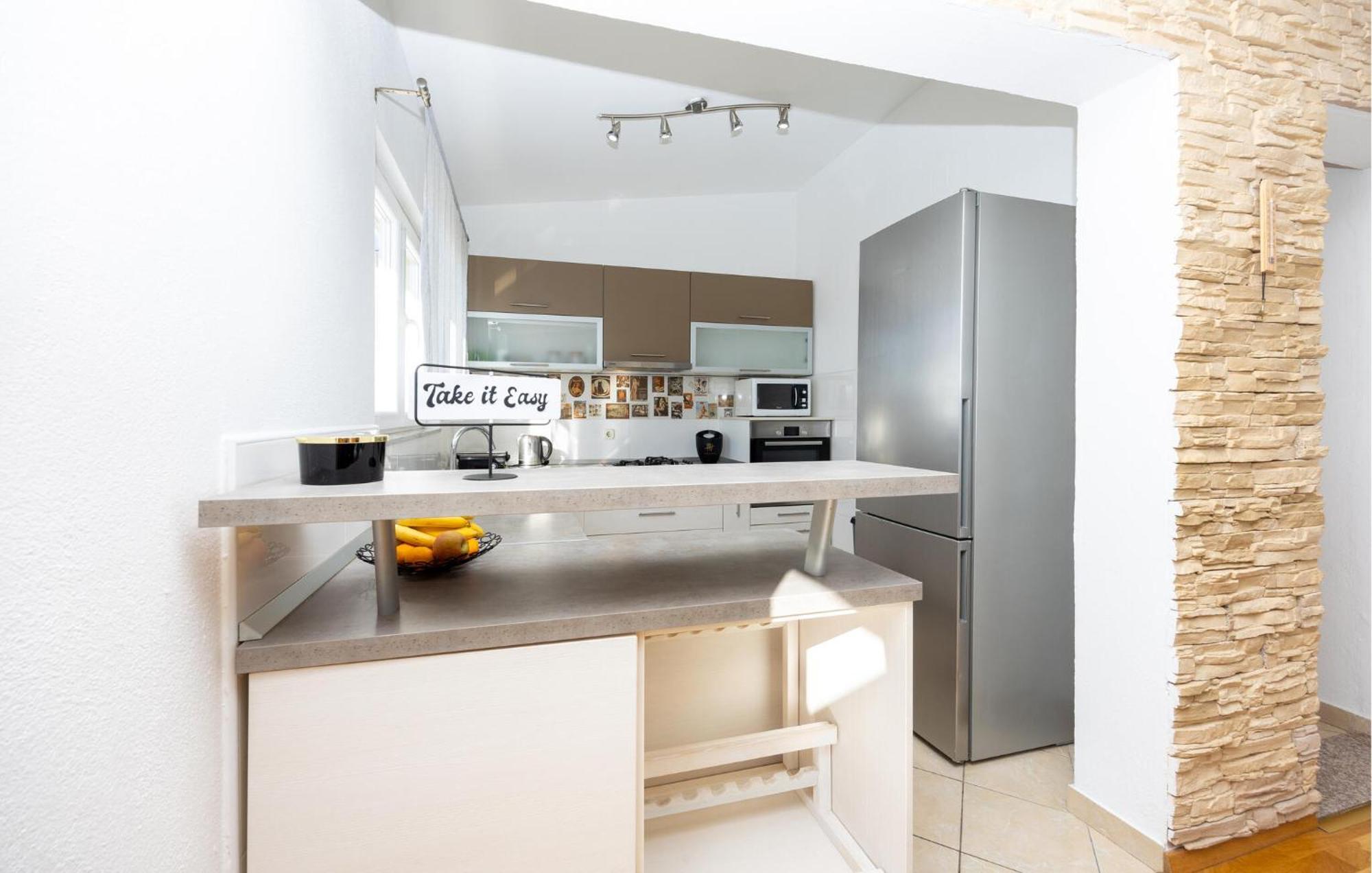Stunning Apartment In Makarska Eksteriør billede