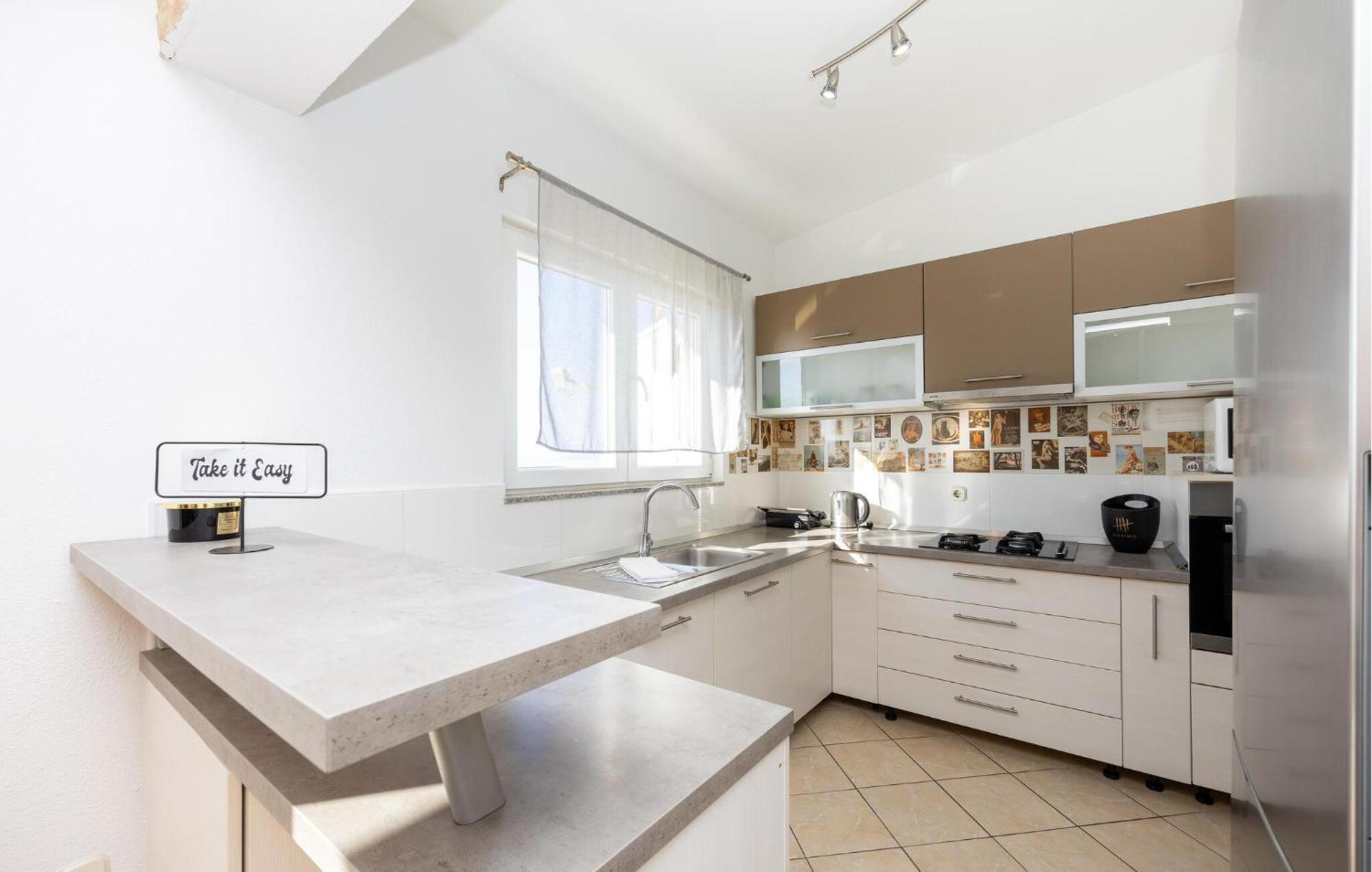 Stunning Apartment In Makarska Eksteriør billede