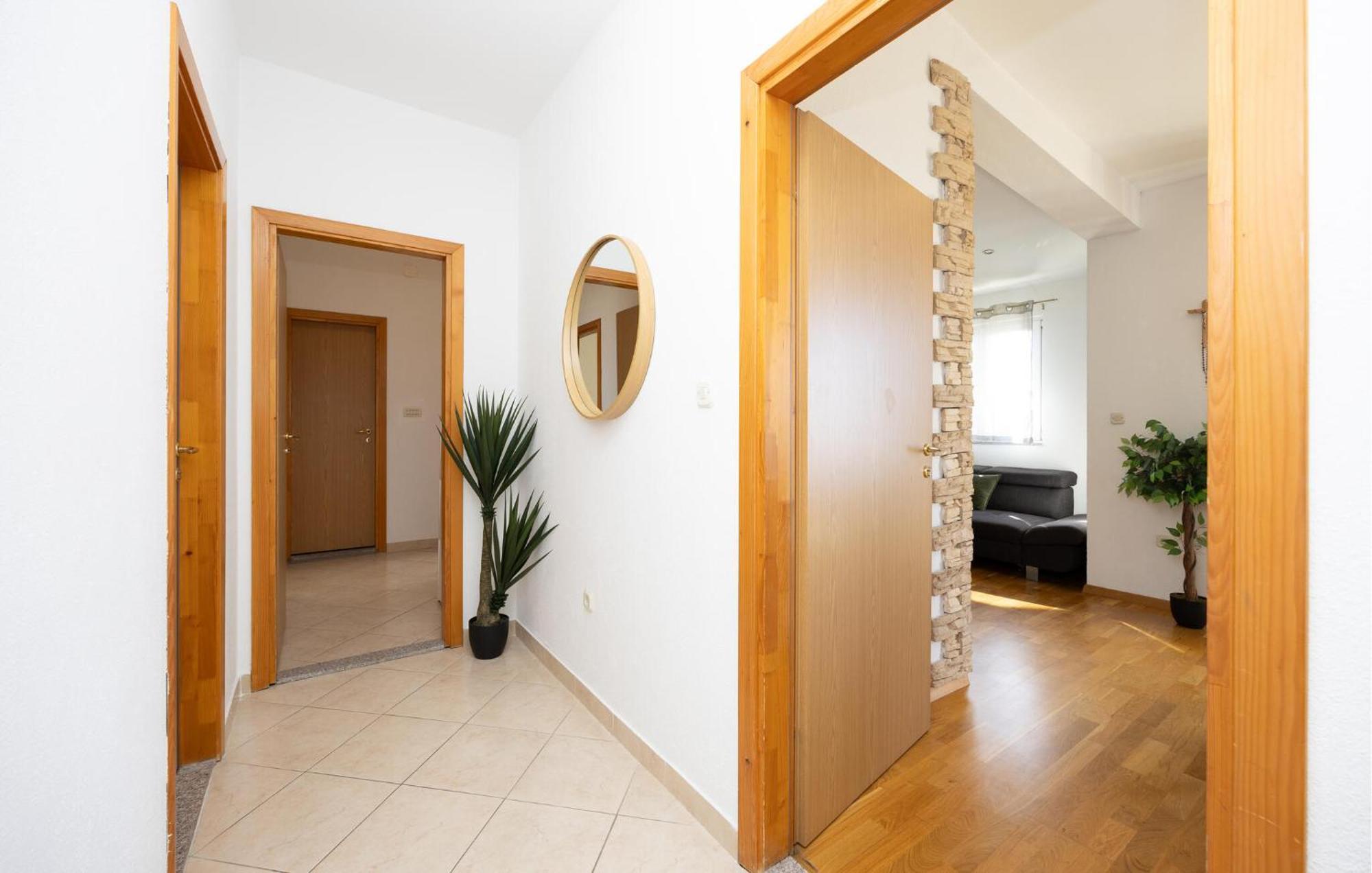 Stunning Apartment In Makarska Eksteriør billede