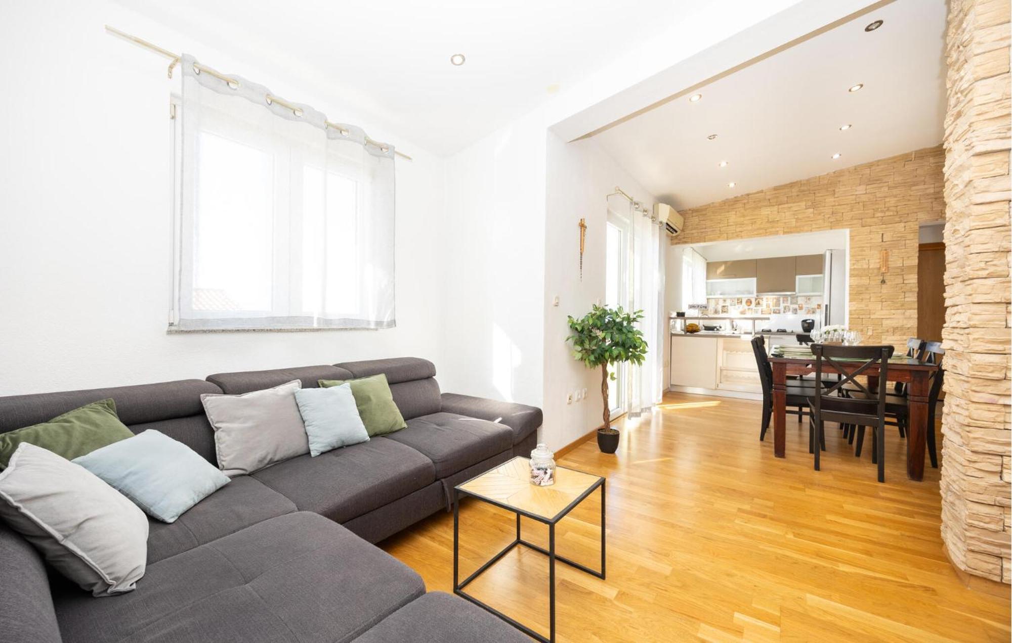 Stunning Apartment In Makarska Eksteriør billede