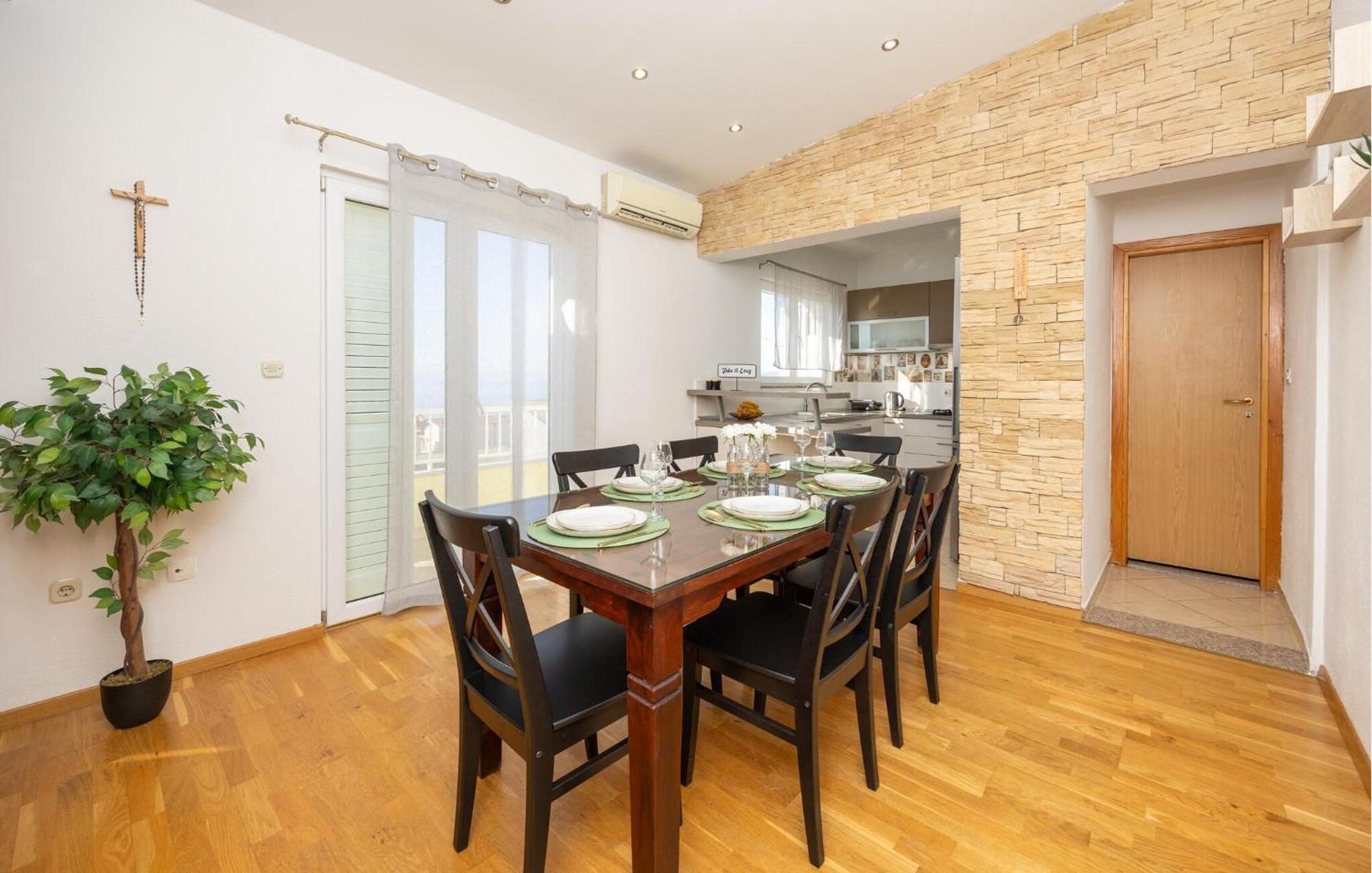 Stunning Apartment In Makarska Eksteriør billede
